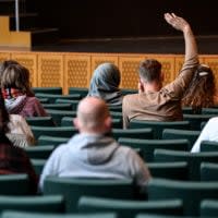 Studierende sitzen im Audimax der Freien Universität Berlin.