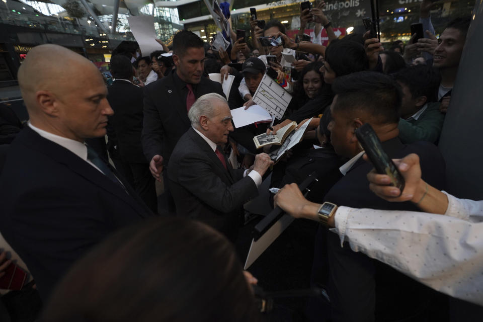 El director y productor Martin Scorsese, centro, firma autógrafos en la alfombra roja de su película "Killers of the Flower Moon", en la Ciudad de México, el 11 de octubre de 2023. (Foto AP /Marco Ugarte)