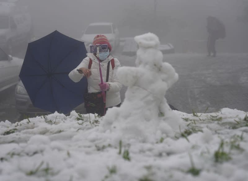 位於陽明山國家公園內的鞍部氣象站，凌晨降下瑞雪，清晨5時觀測時氣溫0.1度，出現雨夾雪情況，不過固態降雪累積未達1公分，目前已有融雪現象。 <br>