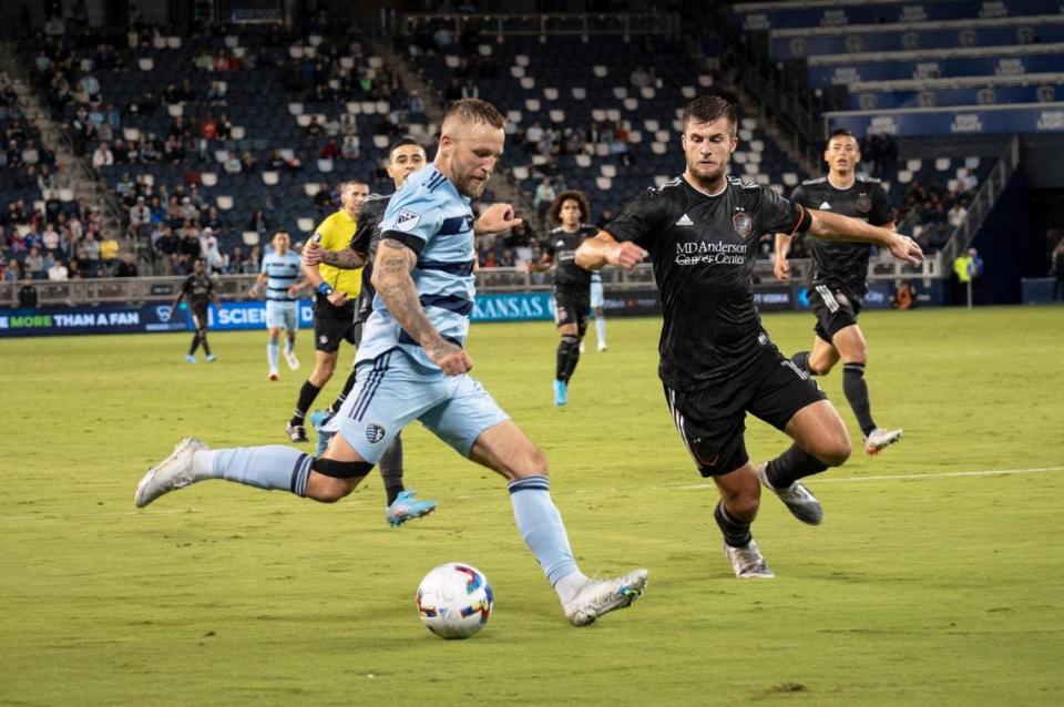 Sporting Kansas City forward Johnny Russell crosses the ball late in the second half of a Round of 16 game against Houston Dynamo FC at Children’s Mercy Park on May 25, 2022.