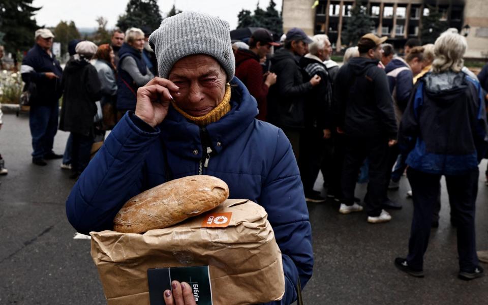 Nina Shevchenko, 65 receives humanitarian aid, in the recently liberated town of Izium - ZOHRA BENSEMRA /Reuters