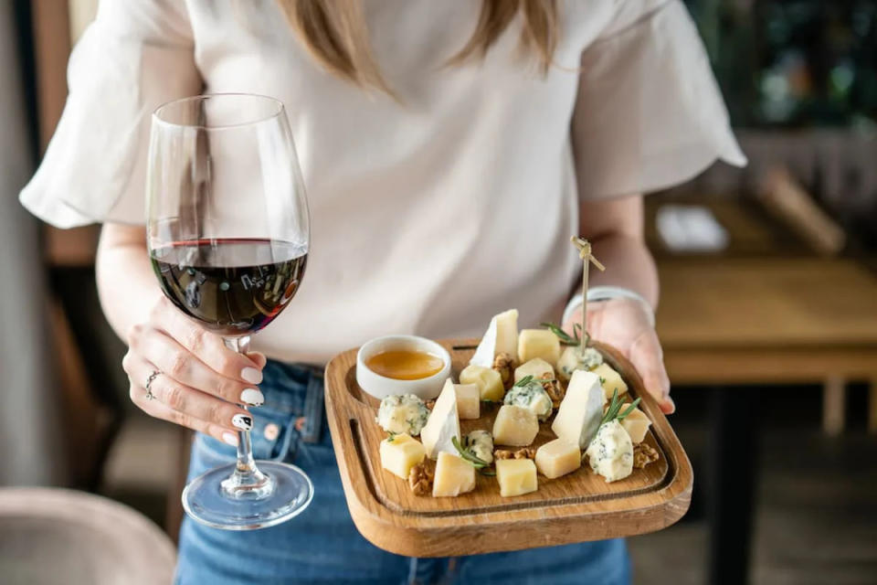 Comida grasosa contrarresta que el vino está ácido. 