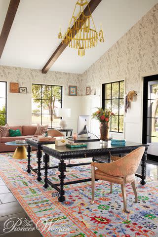 <p>Buff Strickland/The Pioneer Woman Magazine</p> Ree Drummond's home office