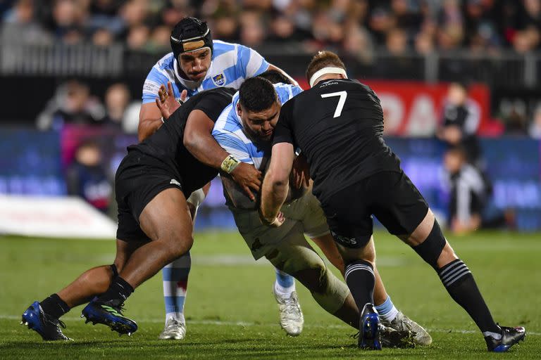 Joel Sclavi tackleado por Sam Cane de los All Blacks durante el encuentro de la Rugby Championship en Christchurch, Nueva Zelanda, el Sábado 27 de Agosto de 2022