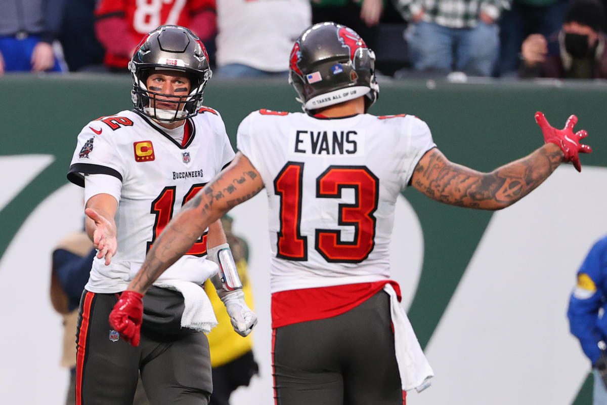 Mike Evans injury: Bucs WR suffers arm injury in Week 18 - DraftKings  Network