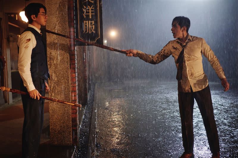 傅孟柏（左）和李國毅（右）雨中比劍道。（圖／欣蘭企業股份有限公司提供）
