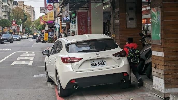 人行道與騎樓充滿違停車輛，一旁學童只能「夾縫中求生存」。（圖／翻攝自Cheap臉書）