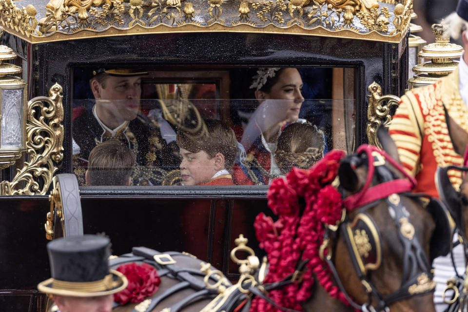 LONDON, ENGLAND - MAY 06: Prince William, Prince of Wales, Catherine, Princess of Wales, Prince Louis, Prince George und Princess Charlotte nach der Krönung von Charles (Photo by Dan Kitwood/Getty Images)