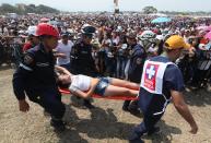 <p>CC01. CÚCUTA (COLOMBIA), 22/02/2019.- Una joven es atendida luego de sufrir un desmayo durante el concierto Venezuela Aid Live este viernes, en el puente fronterizo de Tienditas, en Cúcuta (Colombia). El concierto “Venezuela Aid Live”, que fue convocado por el multimillonario Richard Branson, comenzó en el lado colombiano del puente fronterizo de Tienditas con el himno nacional de Colombia y entre los aplausos de los miles de personas que acudieron a la cita. La convocatoria, que fue respondida por 32 artistas de una decena de países, tiene como objetivo impulsar la ayuda humanitaria para apoyar a los venezolanos afectados por la crisis en su país y recaudar 100 millones de dólares para los más necesitados. EFE/Mauricio Dueñas Castañeda </p>