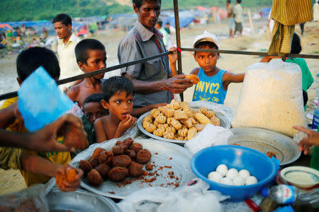 Rohingya refugees gather around a street food cart, in Cox's Bazar, Bangladesh September 16, 2017. REUTERS/Mohammad Ponir Hossain