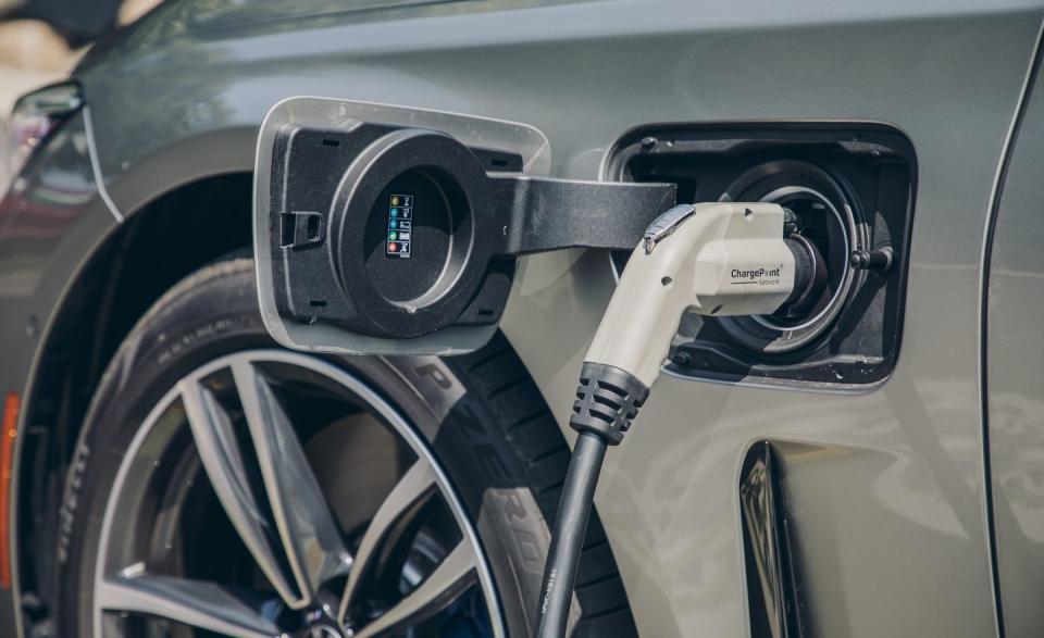 2020 BMW 745e xDrive Plug-In Hybrid Struggles as a Green Machine