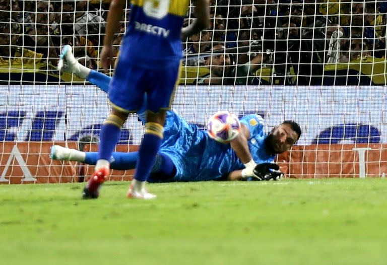 Chiquito Romero en acción; el arquero de Boca fue la figura de la cancha del partido ante Defensa y Justicia