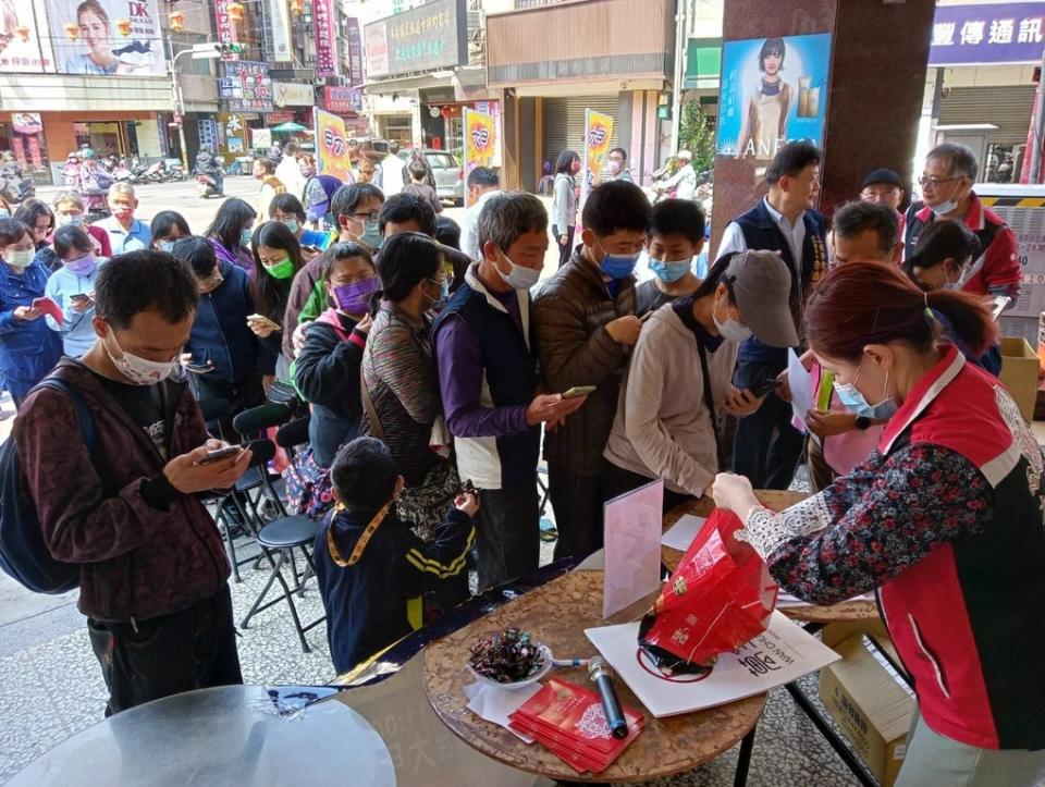 《圖說》大甲觀光商圈辦理商圈消費券活動人潮絡繹不絕。（台中市政府經發局提供）