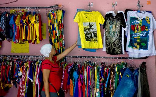 Clientas miran prendas de vestir importadas en una tienda privada de La Habana, el 4 de octubre de 2013 (AFP | Yamil Lage)