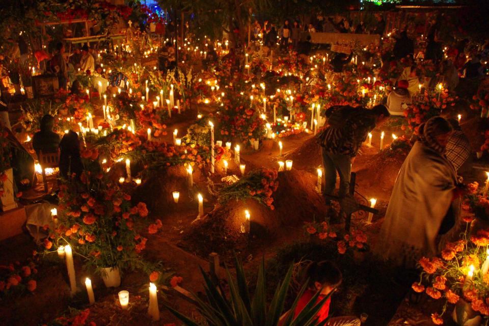 FOTOS | La tradicional velada en panteones de Oaxaca