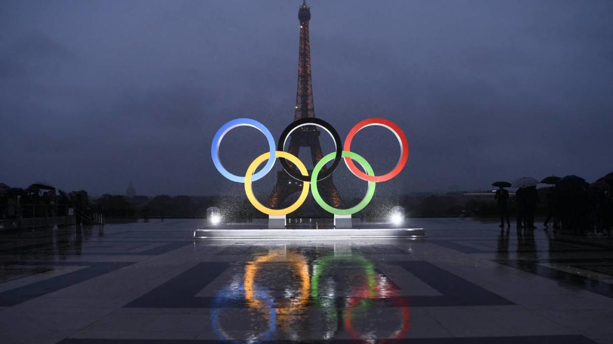 Olympische Ringe werden auf dem Eiffelturm angebracht