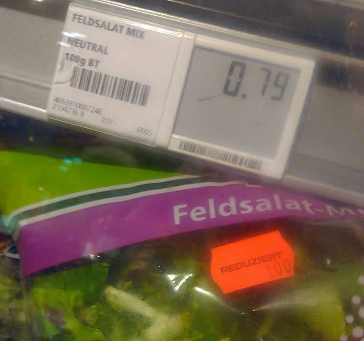 <p>Diese Etikettierung am Feldsalat bei “Rewe” in Schwäbisch Gmünd ist wahrlich verwirrend. Laut digitaler Anzeige kostet er 79 Cent, doch beim Griff zur Salatpackung muss der Kunde mit Schrecken feststellen, dass das Grünzeug auf einen runden Euro “reduziert” wurde. Komische Definition eines Sonderangebots… (Bild: Instagram / malledetto) </p>