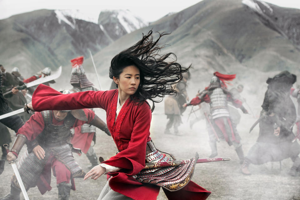 Yifei Liu interpreta a Mulan en la película "Mulan" en una imagen proporcionada por Disney. (Jasin Boland/Disney via AP)