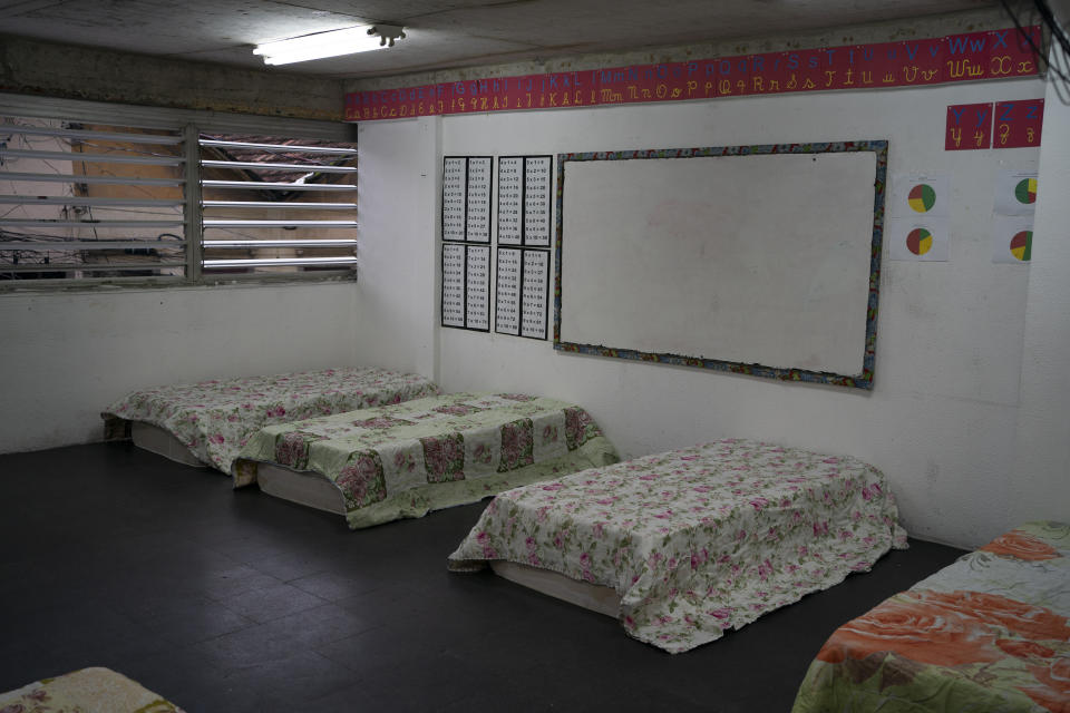 Camas dentro de un salón de una escuela primaria dentro del Sambódromo son usadas para albergar a personas sin hogar en medio de la epidemia del coronavirus en Río de Janeiro, Brasil, el lunes 3 de marzo de 2020. (AP Foto/Leo Correa)