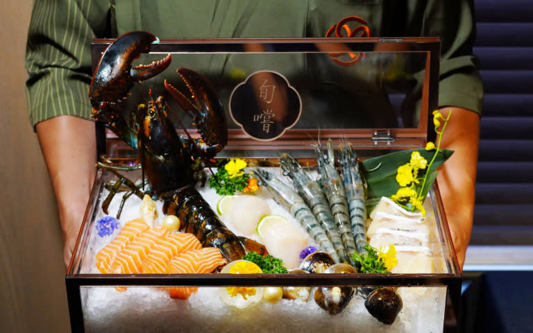 4人海陸套餐的「鮮活波士頓龍蝦」嚴選每隻重量400～500g、來自加拿大東部海域的活體波士頓龍蝦。（7,980元套餐，圖／魏妤靜攝）