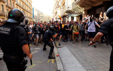 Catalan separatist protesters clash with Mossos d'Esquadra police officers as they protest against a demonstration in support of the Spanish police units who took part in the operation to prevent the independence referendum in Catalonia on October 1, 2017, in Barcelona, Spain, September 29, 2018. REUTERS/Jon Nazca