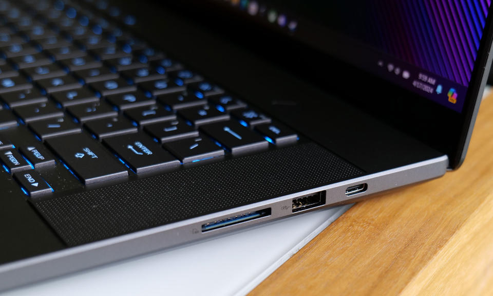 El ASUS ROG Zephyrus G16 tiene una gran selección de puertos que incluyen dos ranuras USB 3.2 Gen 2 Tipo-A, dos puertos USB-C (uno de los cuales admite Thunderbolt 4), HDMI 2.1, un lector de tarjetas SD de tamaño completo y un conector de 3,5 mm. conector de audio.