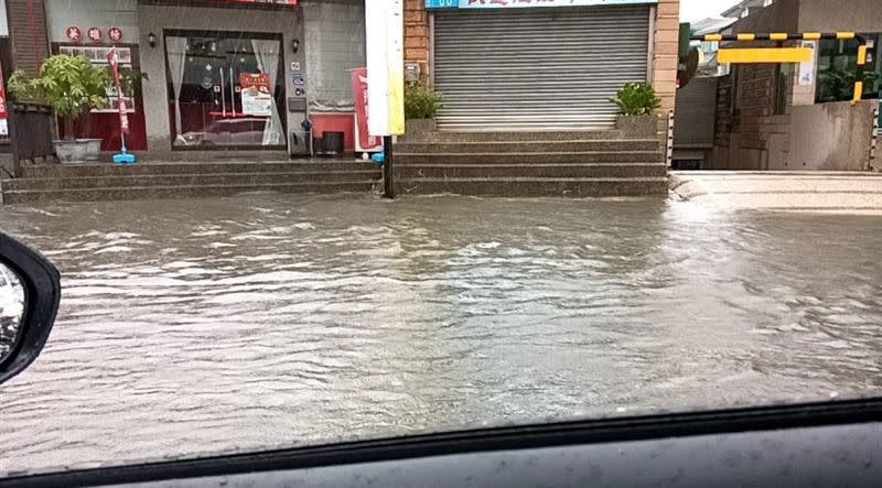 大雷雨開炸，苗栗竹南多處淹水。（圖／翻攝自竹南大小事臉書、早點蛋包飯臉書）