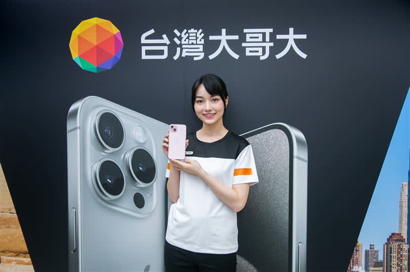 「圍棋女神」黑嘉嘉擔任台灣大iPhone15開賣活動的一日店長，她也是myfone代言人。（圖／台灣大提供）
