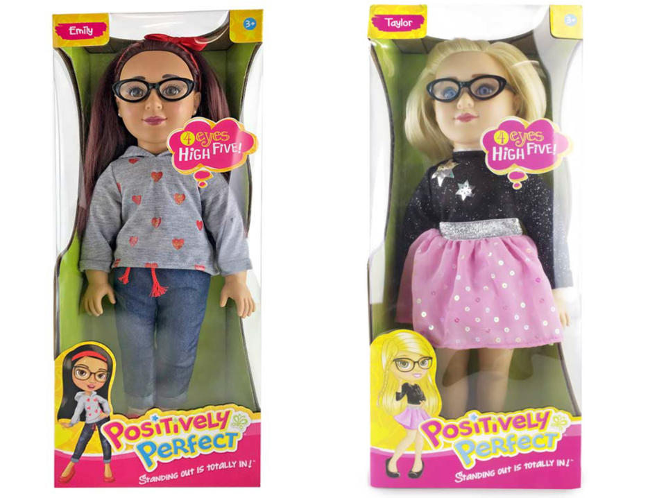 Die umstrittene US-Puppe, versehen mit dem Namen „Vierauge“ (engl. Four Eyes), kann man gerade in jedem Target-Supermarkt in Australien kaufen. (Bild: Carters News)
