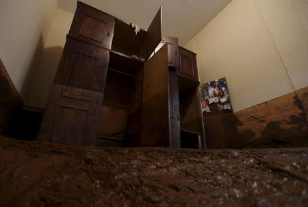 A room of a house flooded with mud is seen after a dam owned by Vale SA and BHP Billiton Ltd, burst, in Barra Longa, Brazil, November 7, 2015. REUTERS/Ricardo Moraes