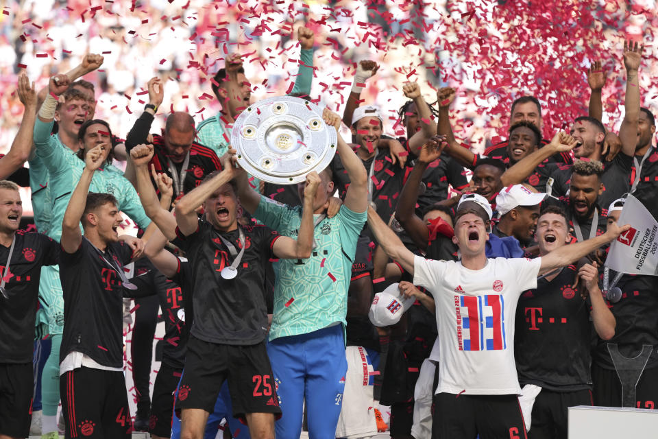 Jugadores del Bayern Munich celebran tras ganar el título de la Bundesliga el sábado 27 de mayo del 2023. (AP Foto/Matthias Schrader)