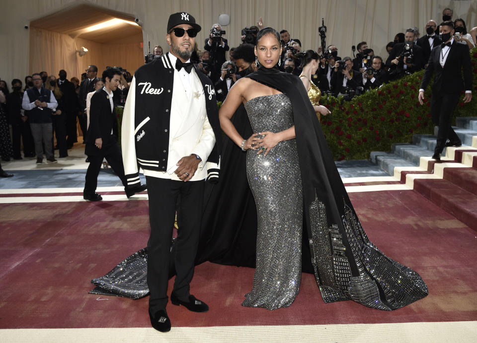 Swizz Beatz, izquierda, y Alicia Keys llegan a la gala a beneficio del Instituto del Vestido del Museo Metropolitano de Arte para celebrar la inauguración de la exposición "In America: An Anthology of Fashion" el lunes 2 de mayo de 2022 en Nueva York. (Foto Evan Agostini/Invision/AP)