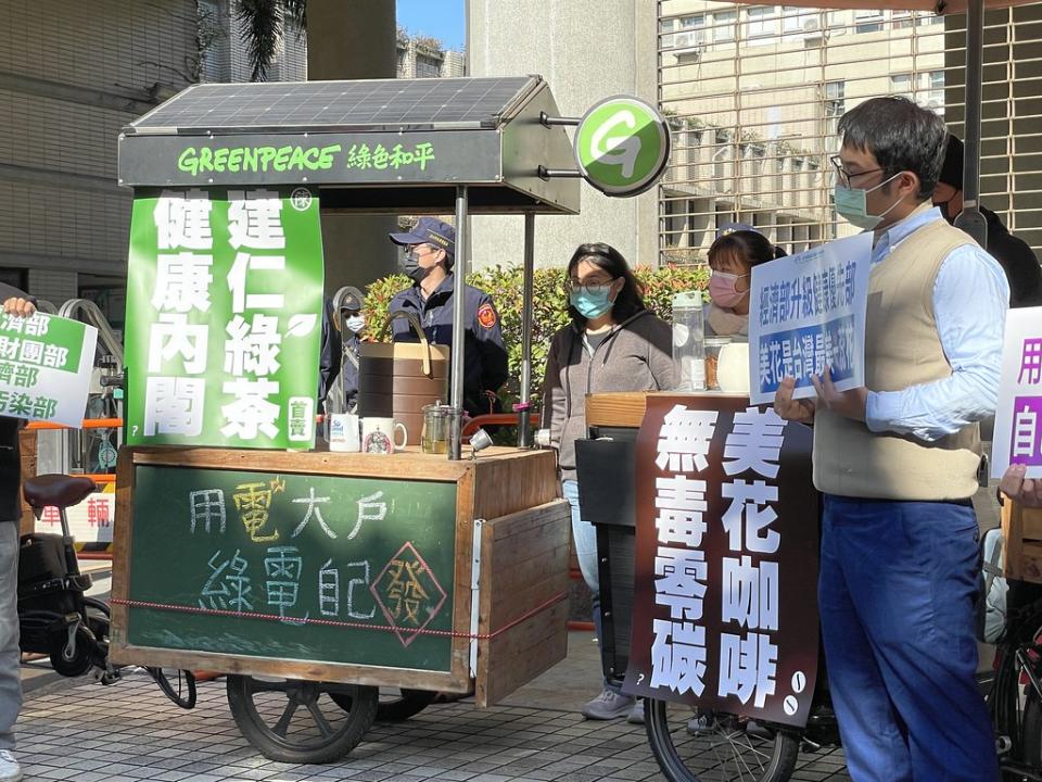 民間團體準備自發綠電推車，首賣「建仁綠茶」期待新任閣揆陳建仁發揮公衛專長帶領「健康內閣」，要求用電大戶自發綠電。攝影：劉庭莉