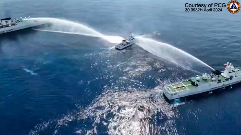 La Guardia Costera de China dispara cañones de agua contra el buque de su homólogoa de Filipinas Bagacay (c) cerca del atolón Scarborough, en las disputadas aguas del mar de China Meridional, el 30 de abril de 2024 (Handout)