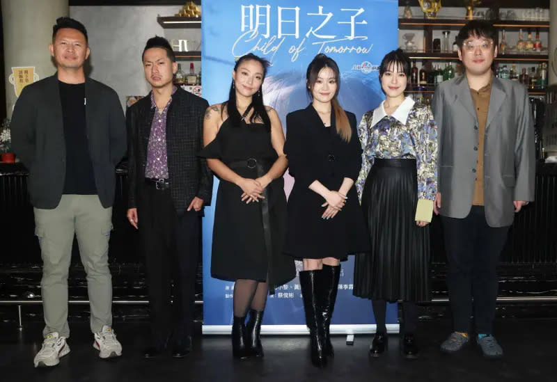 ▲導演蔡俊彬（左起）、演員五木、李雪、楊小黎、王允之、製作人樊牧杰出席《明日之子》媒體茶敘。（圖／公視提供）