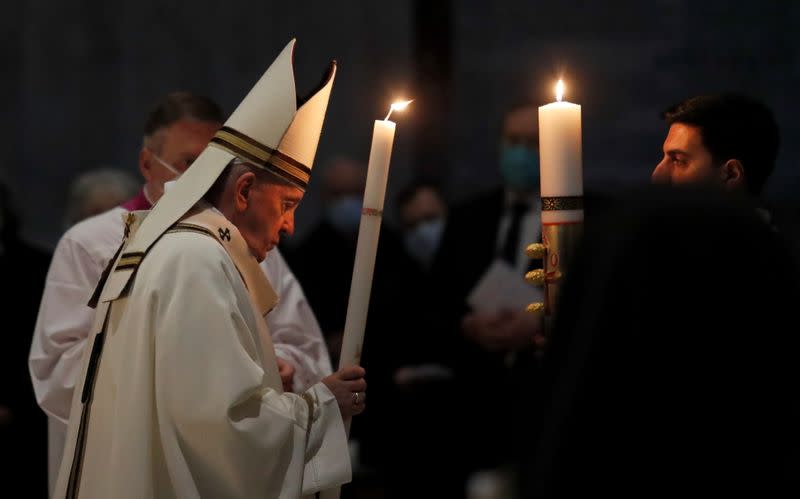 El papa Francisco celebra la Vigilia Pascual en una Basílica de San Pedro casi vacía por segundo año consecutivo, debido a las restricciones por la pandemia de COVID-19, en el Vaticano