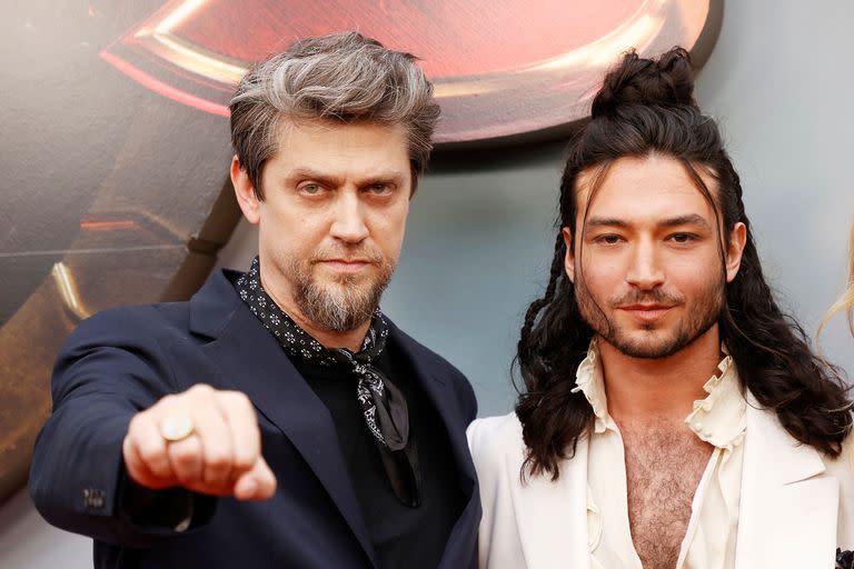 Andy Muschietti y Ezra Miller en la alfombra roja del estreno mundial de Flash