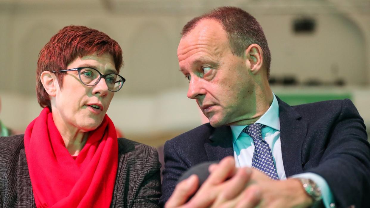 Annegret Kramp-Karrenbauer und Friedrich Merz im Gespräch in Leipzig. Foto: Jan Woitas