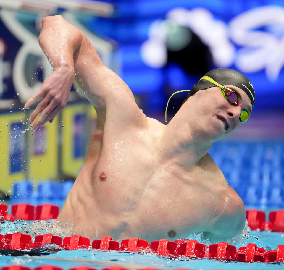 Aaron Shackell golpea el agua después de ganar las semifinales de natación de 200 metros estilo libre el domingo 16 de junio de 2024, durante el segundo día de competencia de las pruebas de natación por equipos olímpicos de EE. UU. en el estadio Lucas Oil de Indianápolis.