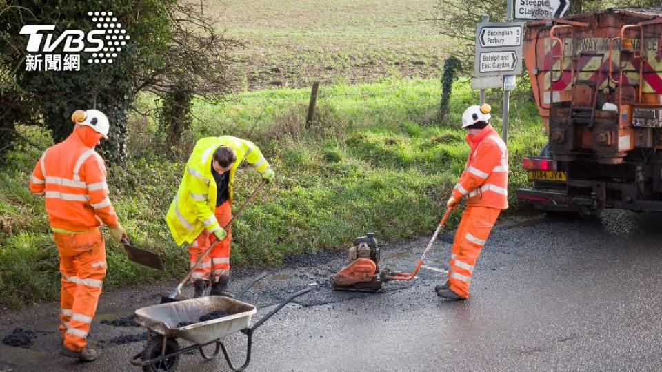 若要使全英國的路面都恢復正常，需花上10年時間、投入120億英鎊才有可能。（示意圖／shutterstock 達志影像）