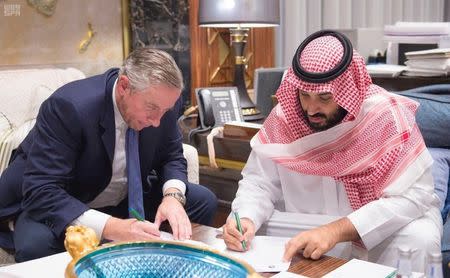 Saudi Crown Prince Mohammed bin Salman and Klaus Kleinfeld sign documents after Kleinfeld was appointed as NEOM's Chief Executive Officer, in Riyadh, Saudi Arabia October 24, 2017. Saudi Press Agency/Handout via REUTERS ATTENTION EDITORS - THIS PICTURE WAS PROVIDED BY A THIRD PARTY. NO RESALES. NO ARCHIVE.