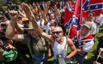 En julio de 2015 se vivió un momento muy tenso cuando partidarios del KKK y manifestantes de raza negra se enfrentaron ante la sede del gobierno de Carolina del Sur, debido a la decisión de este Estado de retirar de sus edificios oficiales la bandera confederada que ondeaba hasta entonces. Los ultraderechistas no dudaron en saludar al más puro estilo nazi.<br><br>Crédito: REUTERS/Chris Keane