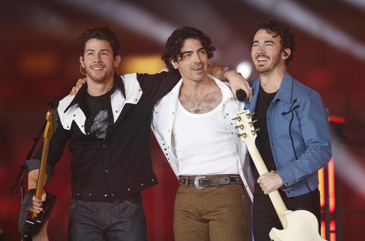 Jonas Brothers on X: 11/24/22 - WE'RE BACK! It's official! This