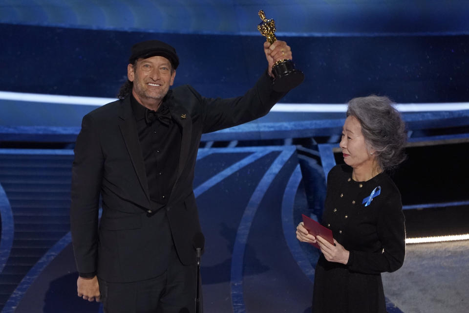 Youn Yuh-jung, a la derecha, le entrega a Troy Kotsur el Oscar al mejor actor de reparto, por "CODA", el domingo 27 de marzo de 2022 en el Teatro Dolby en Los Ángeles. (Foto AP/Chris Pizzello)