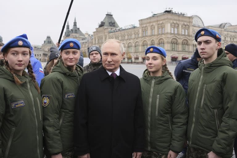 El presidente ruso, Vladimir Putin, posa para una foto con miembros del Movimiento Nacional de Jóvenes Cadetes del Ejército de Rusia.