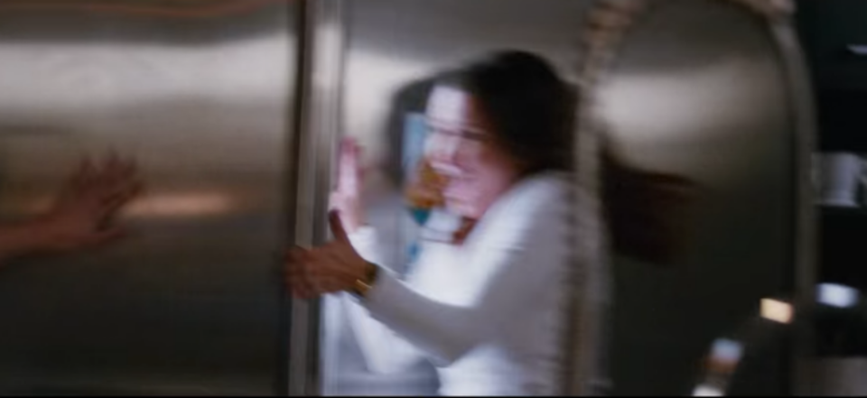 全片最爆笑的一幕，被追殺的瑪麗跑過廚房，途中卻打開冰箱。（翻攝Netflix）