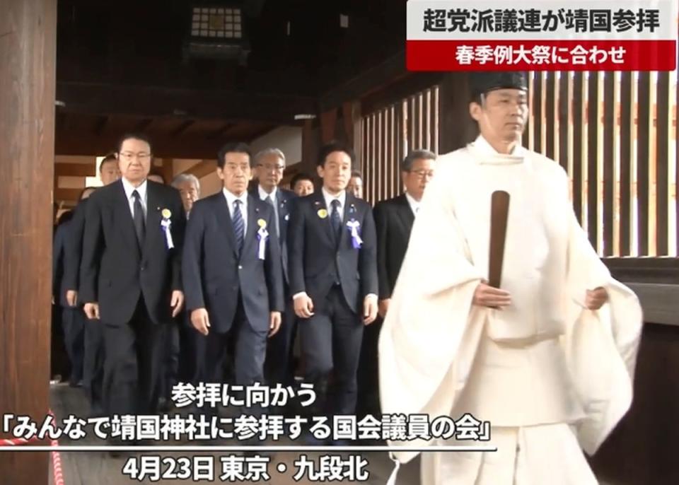 日本議員聯合會在春季例行大祭時共同去靖國神社祭拜。