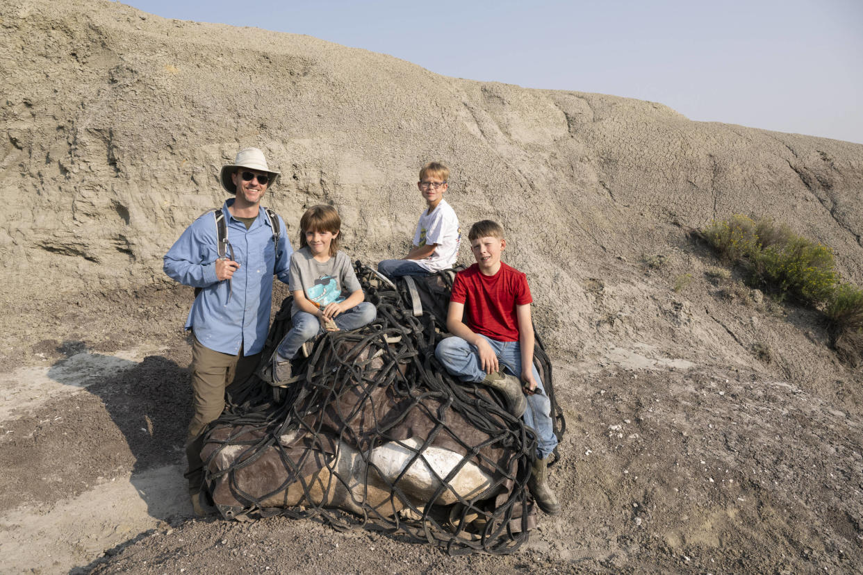 Le Dr. Tyler Lyson et les trois jeunes à l’origine de la découverte : Liam Fisher, Kaiden Madsen et Jessin Fisher.