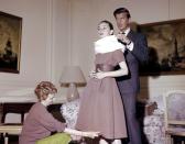 Er machte Frauen mehr als schön: Der französische Modeschöpfer Hubert de Givenchy gründete sein Label 1952 und wurde aufgrund seiner klaren Looks verehrt. Der Durchbruch gelang Givenchy mit seiner Muse Audrey Hepburn, die er am Filmset zu "Sabrina" kennenlernte. Fortan trug sie ausnahmslos seine Entwürfe - wie etwa das legendäre schwarze Kleid aus "Frühstück bei Tiffany". (Bild: Reporters Associati & Archivi / Mondadori Portfolio/Reporters Associati & Archivi/Getty Images)