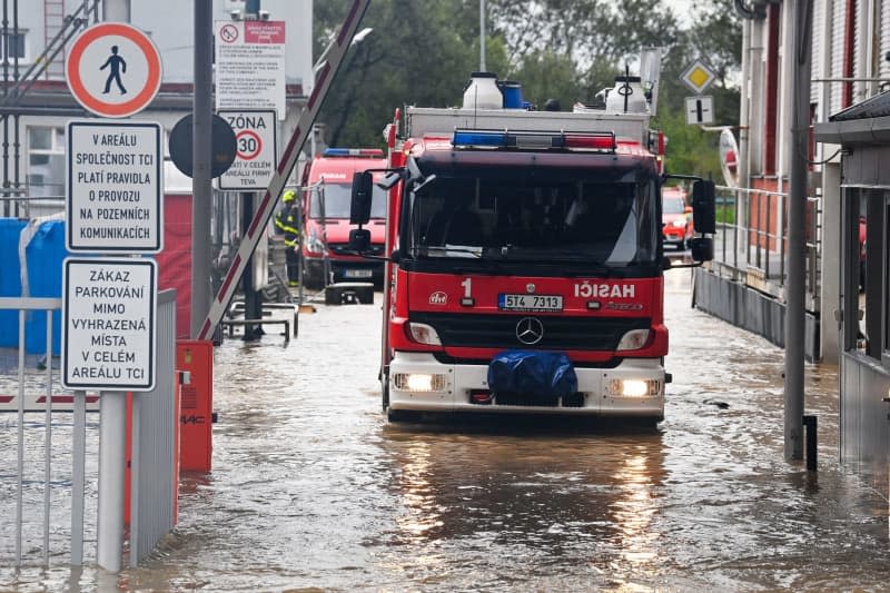 The fire department drives through a flooded street after heavy rainfall. Oana Jaroslav/CTK/dpa